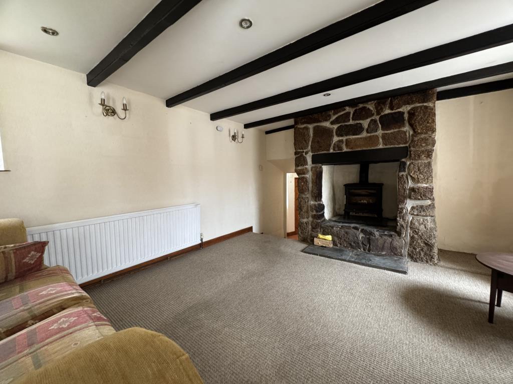 Lot: 96 - TWO-BEDROOM DETACHED COTTAGE - Sitting room with feature fire place